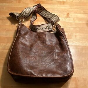 Ah•dorned Classic Vegan Leather Messenger
Crossbody in Coffee. Used 1 season.